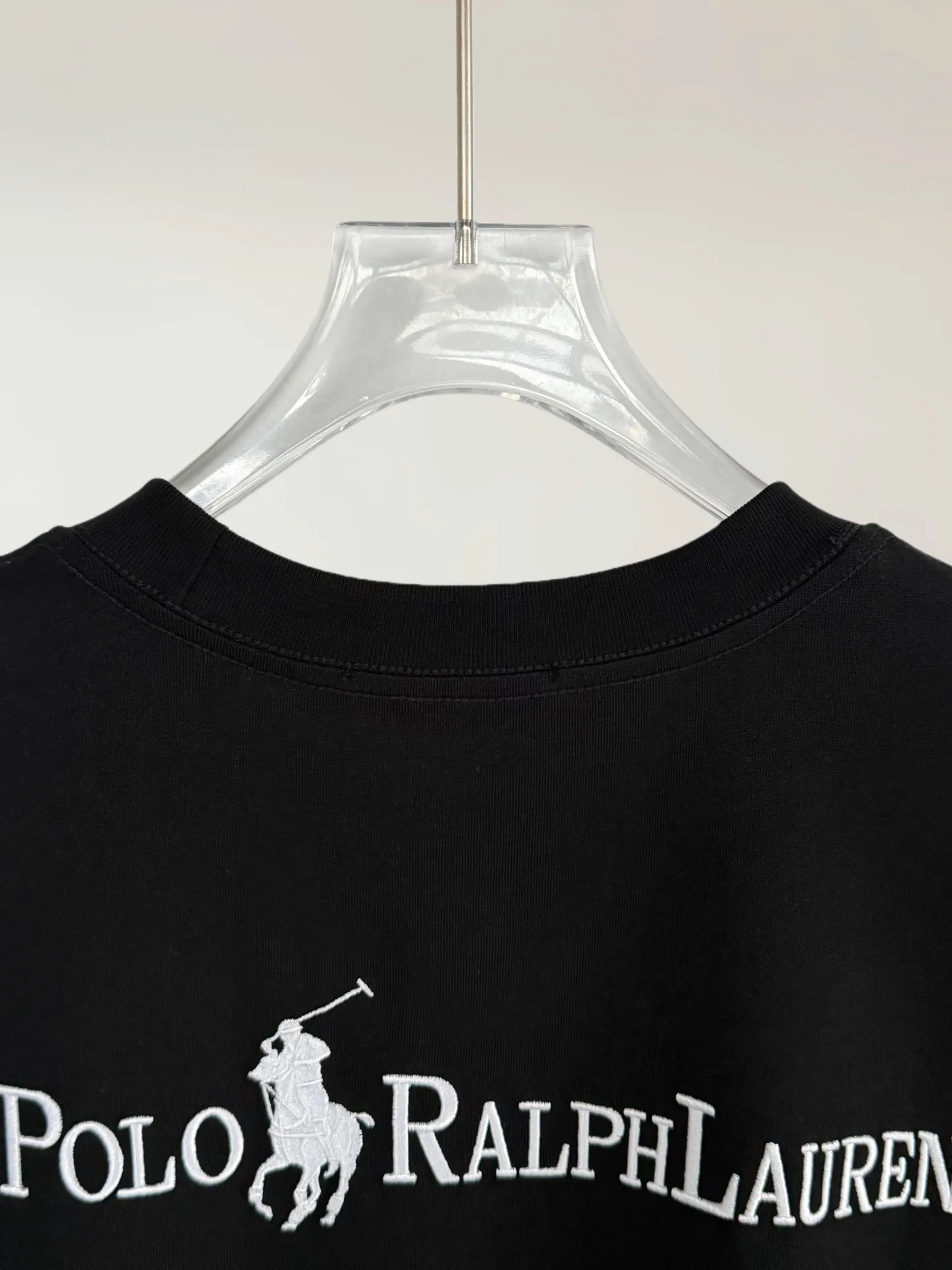 P160 [High Quality]Ralph Lauren*Ralph Lauren embroidery micro-label simple‼ ️Short-sleeved T-shirt 💗Ralph Lauren classic short-sleeved T-shirt, custom-made 280g pure cotton fabric, soft and breathable, classic horseback golf🏌️ embroidery on the chest, logo + logo embroidery on the back, simple and recognizable. Round neck design, neat tailoring, customized 280g pure cotton fabric, soft and smooth to the touch, great breathability, super comfortable to wear in summer! The same loose version for men and women, OK to wear alone or layered, versatile ~ 𝐂𝐎𝐋𝐎𝐔𝐑: black white 𝐒𝐈𝐙𝐄: S-xL Size chart: S: Shoulder width 51 - Bust 55 - Clothing length 70 M: Shoulder width 53 - Bust 57 - Clothing length 72 L: Shoulder width 55 - Bust 59 - Clothing length 74 XL: Shoulder width 57 - Bust 61 - Clothing length 76